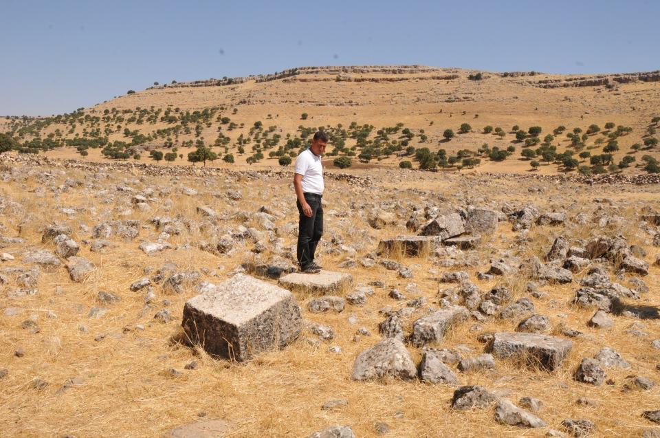 <p><strong> "Turizme kazandırılmasını istiyoruz"</strong></p>

<p>Göktaş Mahallesi Muhtarı Barış Yaşar, AA muhabirine yaptığı açıklamada, kaçak kazı yapılırken mozaik ortaya çıktığını belirterek Roma Dönemi'ne ait olduğu tahmin edilen mozaik bulunmasının mahalle sakinlerini heyecanlandırdığını söyledi.</p>
