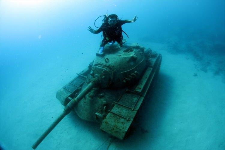 <p>Ziyaretçilerden Mert Sezer de İstanbul'dan tatil için Kaş'a geldiğini ve tankı görmek için dalış yaptığını anlattı.</p>