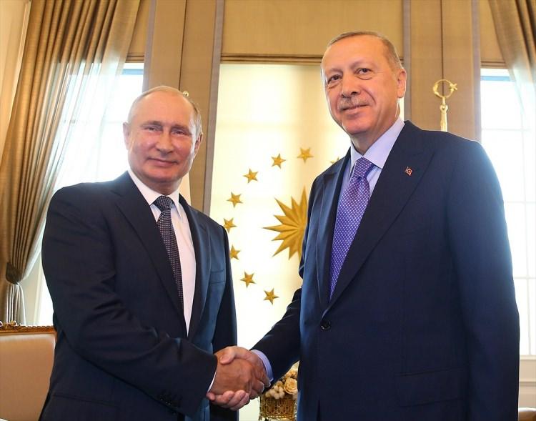 <p>Cumhurbaşkanı Erdoğan, konuğunu kapıda karşıladı</p>