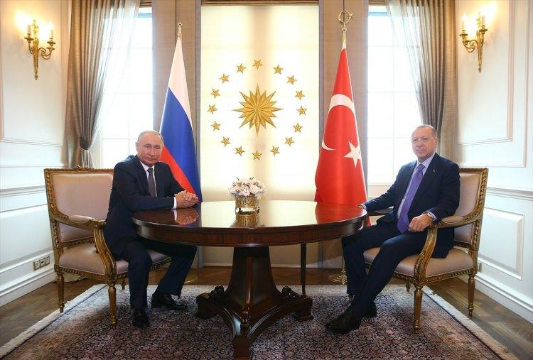 <p> Kapıda fotoğraf çektiren Erdoğan ile Putin, baş başa ve heyetler arası görüşmelerde bulunmak üzere içeri geçti.</p>