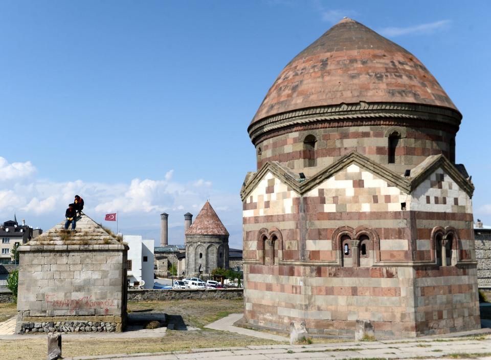 <p>Camiye belki zarar verebilir, medreseye zarar verebilir, bir başka yapıya zarar verebilir ama bir saygı veya belki korku ifadesi de olabilir, mezar anıtlarına pek fazla el değmemiştir. </p>
