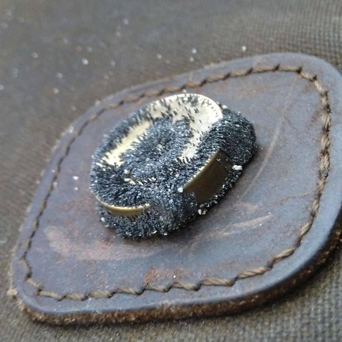 <p>Çantadan düşen bir mıknatısın kumdaki metalleri çektiği an</p>
<p> </p>