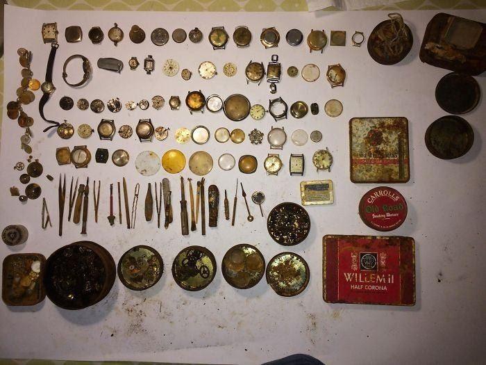 <p>Büyük bir bisküvi tenekesinde bulunan 70 li yıllardan kalma bir saat tamir seti</p>
<p> </p>
