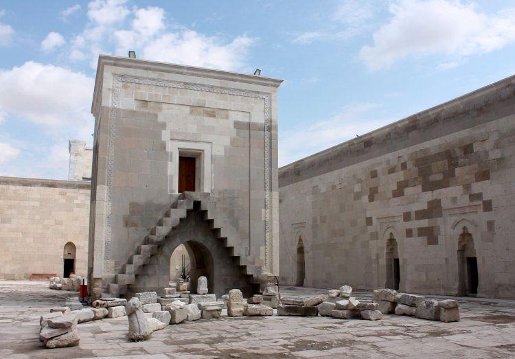 <p>"Tarihi Sultanhanı Kervansarayı Restorasyon ve Çevre Düzenleme Projesi"nin Türkiye'nin 100 önemli projesine dahil edildiğini belirten Solak, "Kervansarayımız ahır kısmında 1500 metrekarelik kapalı alana sahip. </p>

<p> </p>
