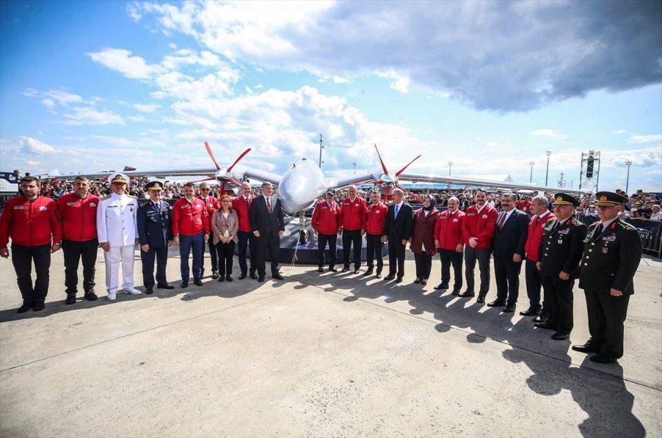 <p>Cumhurbaşkanı Erdoğan, TEKNOFEST İstanbul'da sergilenen Bayraktar Akıncı SİHA'yı inceledi.</p>
<p> </p>
