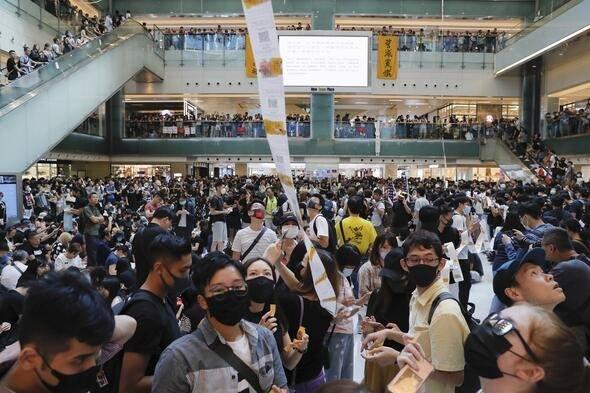 <p>Çin'in Hong Kong Özel İdari Bölgesi'nde protestocular bir AVM'yi işgal etti. Protestocuların polisle çatıştığı ve polise karşı barikat kurduğu bildirildi.</p>
