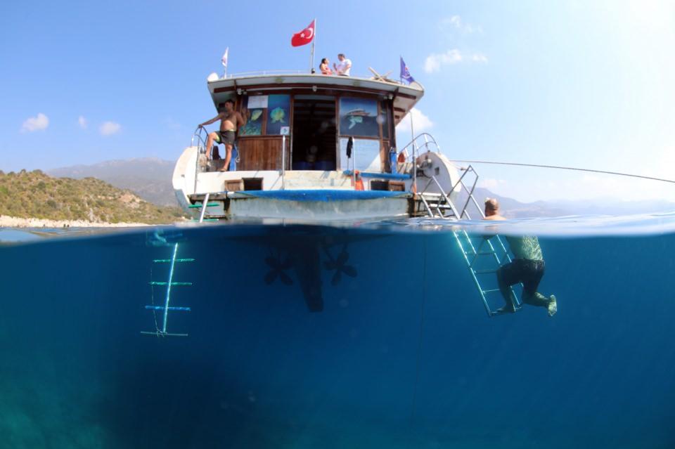 <p>Kaş, dalış noktaları çok yakın, çok fazla opsiyon var. Burada bakkala dahi gitseniz eğitmenim diyor. Bunlar eğitimi daha da kolaylaştırıyor." </p>