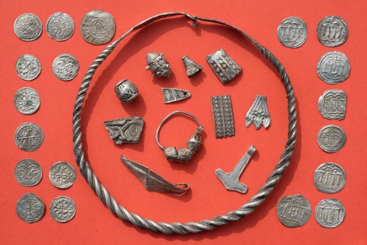 <p>Haftasonu ikilinin gümüşü buldukları alanda yerel arkeoloji kurumunun da desteğiyle yapılan ve 400 metrekarelik bir alana yayılan kazıda ortaya bir hazine çıktı. Kazıda bulunanlar arasında Osmanlı, Bizans, Saksonya ve Danimarka'ya ait gümüş sikkeler var.</p>
<p> </p>