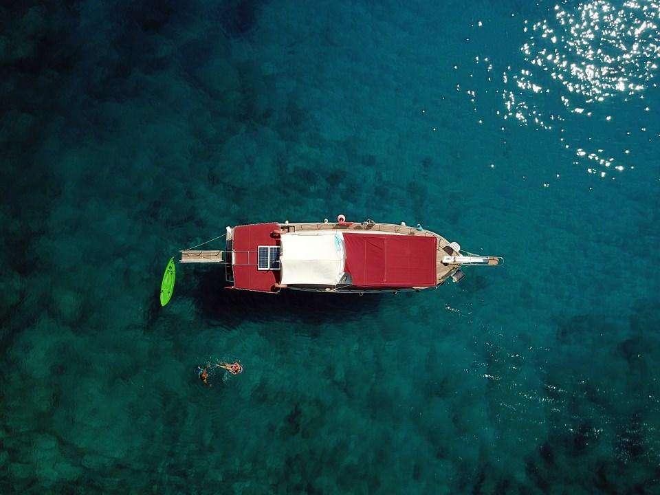<p>Akdeniz'in en gözde su altı turizmi mekanlarından olan Kaş'a gelen vatandaşlar, buradaki dalış okullarında eğitim alıp dünyanın farklı sularında dalış gerçekleştiriyor. </p>

<p> </p>
