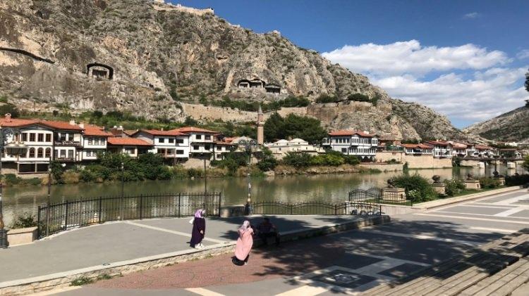 <p>Antik Amasya Kenti'nin su ihtiyacını karşılamak üzere yapılan su kanalı, halk arasında "Ferhat Su Kanalı" olarak biliniyor. Kayalar oyulup, tüneller açılarak, yer yer duvar şeklinde tonozlu bir biçimde arazi eğimine göre, su terazisi sistemine uygun olarak yapılan kanalın efsanesi işe şöyle:</p>
