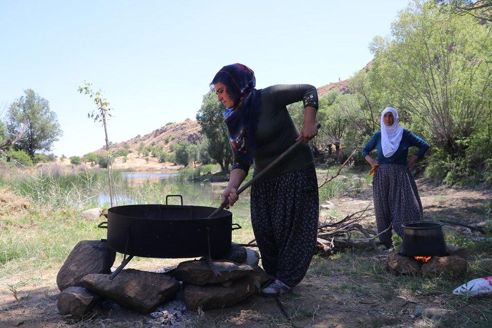 <p>Bu projemiz üç yıl boyunca devam edecek. Ayrıca üreticimizin birim alandan daha fazla verim elde etmesi için çalışma yürütüyoruz."</p>
