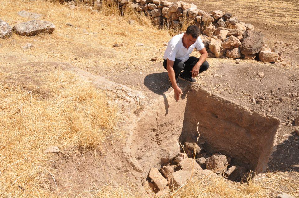 <p>Üzerinde güzel figürler var. Bunun yanında taştan su kuyuları var. Jandarmaya haber verildi, burası koruma altına alınmış. Buranın turizme kazandırılmasını istiyoruz. </p>
