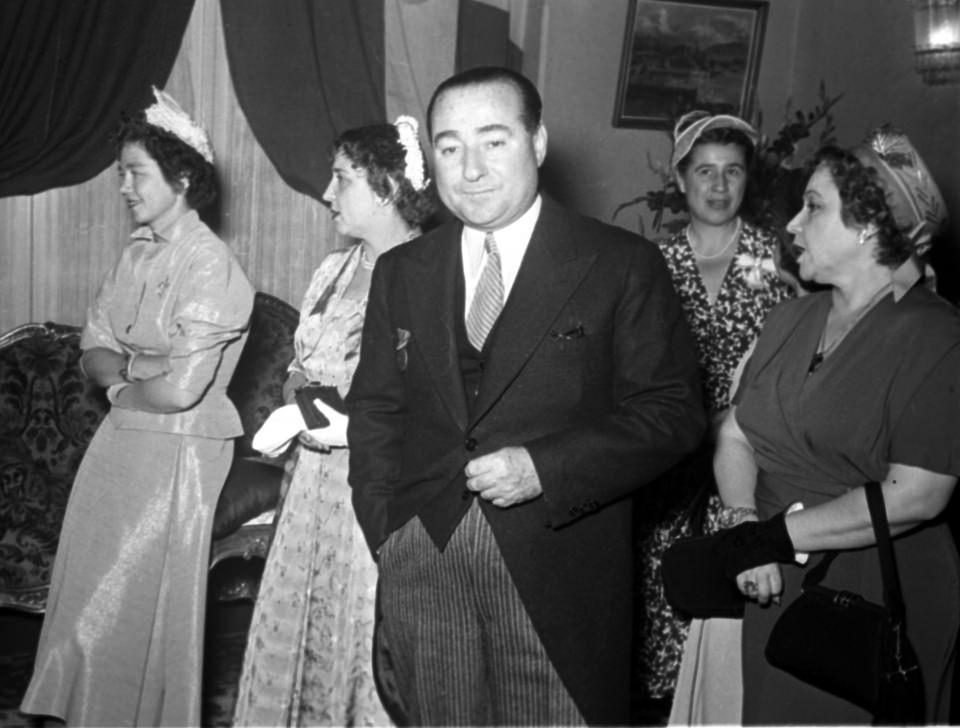 <p>6 Haziran 1953'de Başbakan Menderes (ortada), Ankara Palas'ta yabancı konuk onuruna yemek verdi. </p>

<p> </p>
