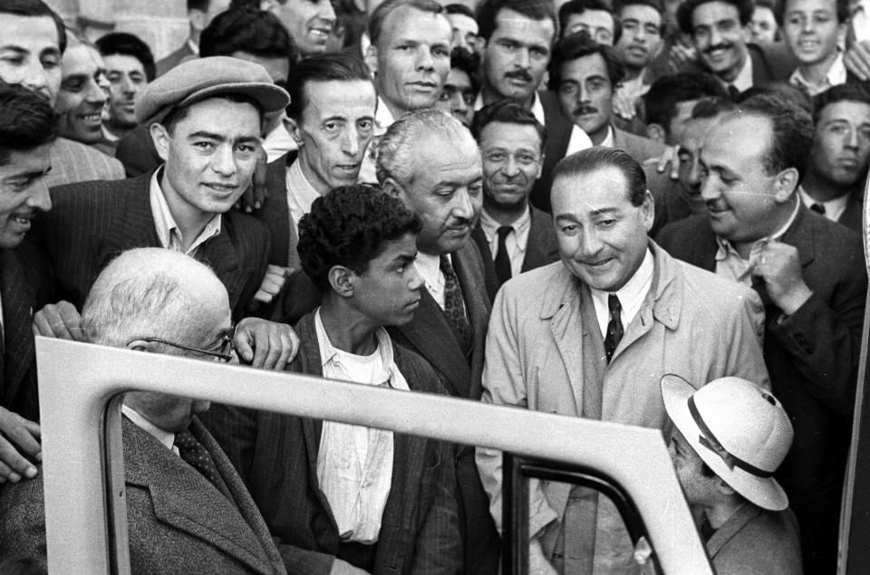 <p>15 Mayıs 1950'de DP Genel Başkanı Celal Bayar (sağda), seçimi kazandıkları anlaşıldıktan sonra Rüzgarlı sokaktaki Ankara İl İdare Kurulu binasına gitti. </p>
