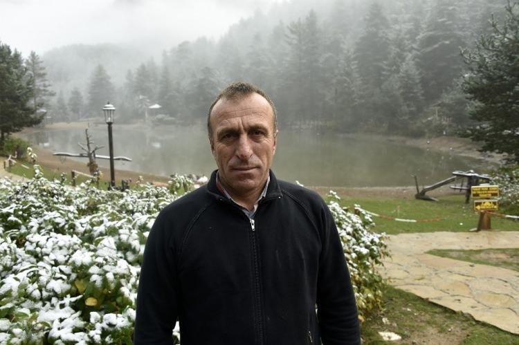 <p>Limni Gölü Tabiat Parkı çalışanlarından Mustafa Açıkel, mevsimin ilk kar yağışının ardından Limni Gölünün eşsiz manzaraya büründüğünü söyledi.</p>