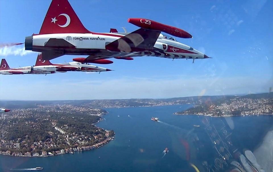 <p>Türkiye'nin "gökyüzündeki milli takımı" Türk Yıldızları da festival kapsamında uçuşlarını gerçekleştirdi. </p>
