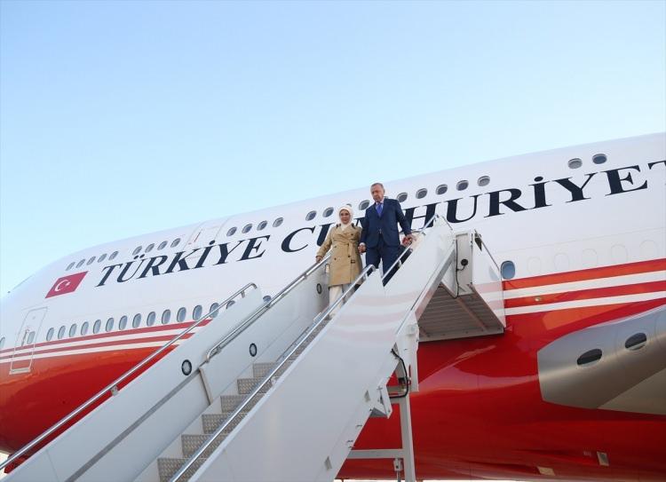 <p>Cumhurbaşkanı Recep Tayyip Erdoğan, JFK Uluslararası Havalimanına iniş yaptıktan sonra New York’ta kalacağı otele gelişinde görmek isteyen Türk vatandaşları tarafından şarkılar ve marşlar eşliğinde sevgi gösterileriyle karşılandı.</p>
