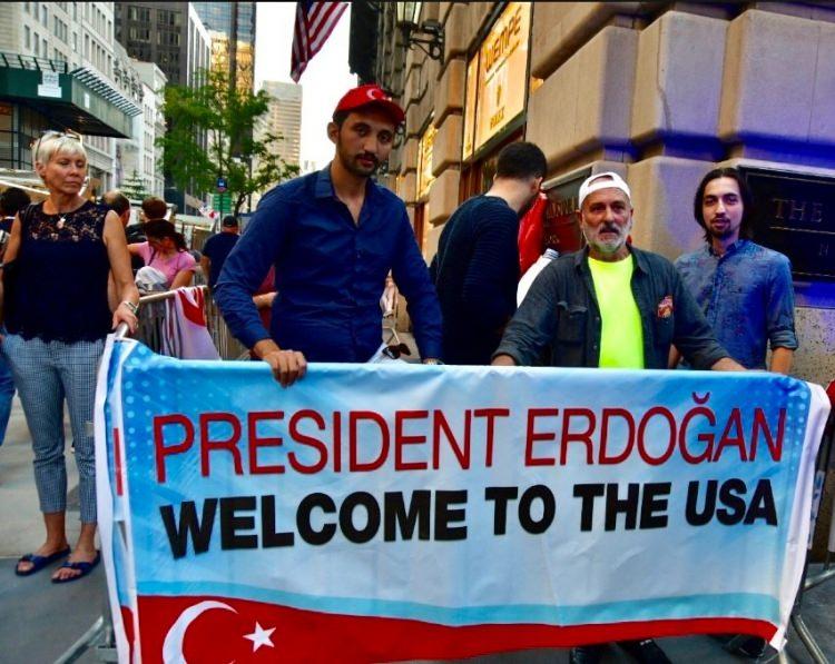 <p>ABD’nin farklı noktalarından Erdoğan’ı görmek için New York’ta bir araya gelen yüzlerce vatandaş şarkılar ve marşlar eşliğinde Cumhurbaşkanı’nı bekledi.</p>
