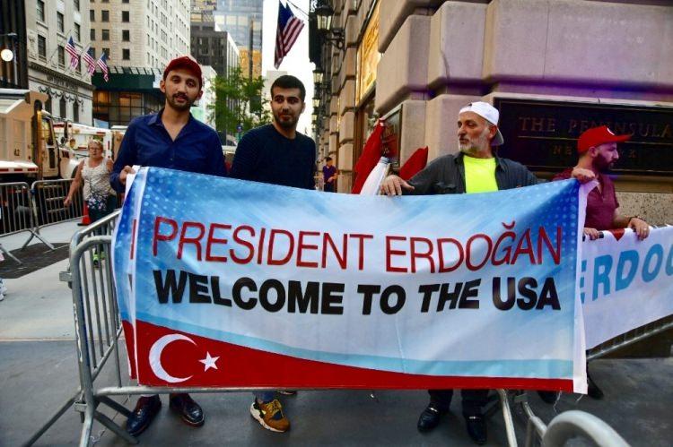 <p>ABD polisinin geniş güvenlik önlemleri altında otele gelen Cumhurbaşkanı Erdoğan, halkı selamlamak için kalabalığın olduğu noktaya yönelerek vatandaşlarla kısa sohbet ettikten sonra kalacağı oteline giriş yaptı.</p>
