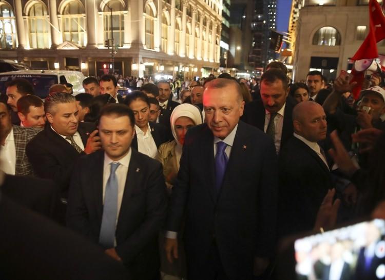 <p>New York’ta Birleşmiş Milletler görüşmelerine katılacak olan Cumhurbaşkanı Recep Tayyip Erdoğan’a eşi Emine Erdoğan ve bazı Bakanların yanı sıra çok sayıda AK Parti Milletvekili ve Bürokratlar da eşlik ediyor.</p>