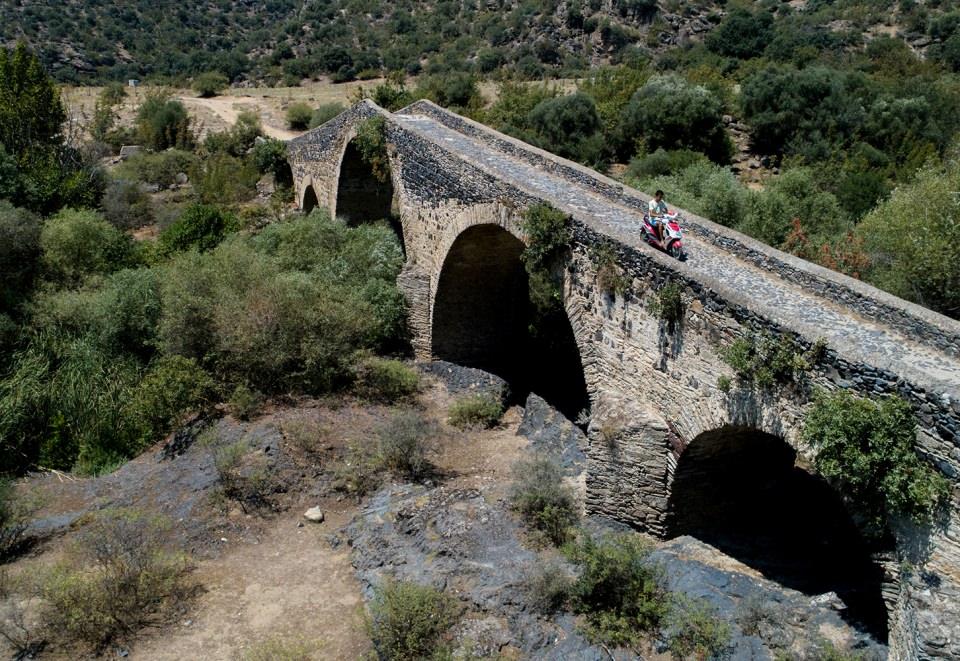 <p>AA muhabirinin derlediği bilgiye göre, Türkiye'nin farklı noktalarında varlıklarını sürdüren han, kervansaray ve köprüler inşa edildikleri döneme ait izleri günümüze taşıyor. </p>

<p> </p>
