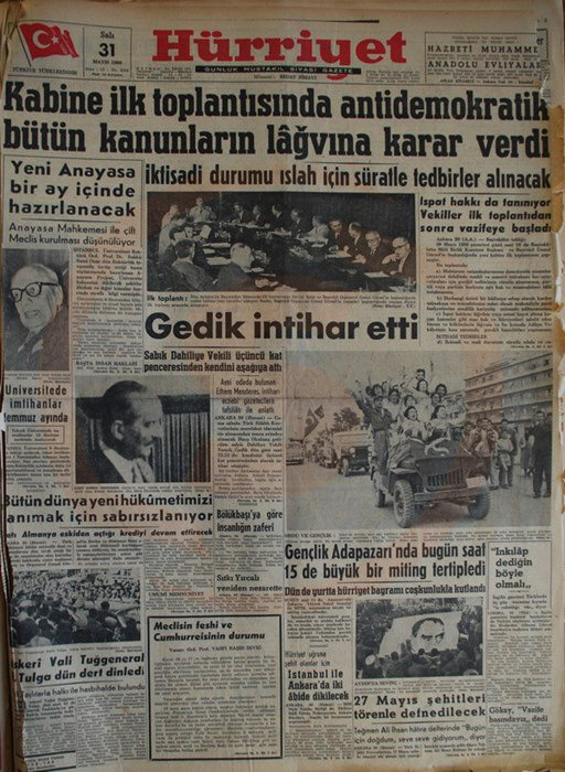 <p>Darbeden sonra darbeyi planlayan ve icra eden 37 düşük rütbeli subay ve Emekli Orgeneral, Cemal Gürsel'in oluşturduğu Millî Birlik Komitesi ülke yönetimini üstlendi. Darbe sonrasında bazı gazetelerin attığı manşetler gerçekten dikkat çekici. Özellikle Akşam ve Tercüman gazetelerinin attığı manşetler darbe sevdalı olduklarını açıkça gözler önüne serdi.</p>
