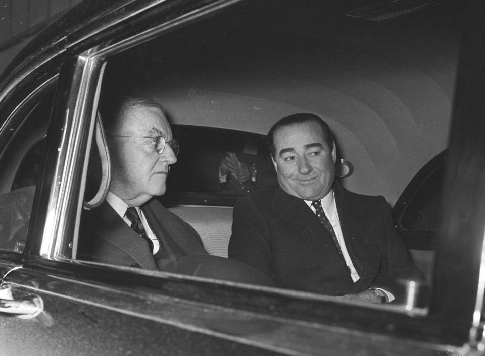 <p>26 Ocak 1958'de, ABD Dışişleri Bakanı John Foster Dulles (solda), Ankara ziyaretinde Başbakan Adnan Menderes (sağda), tarafından karşılandı.</p>
