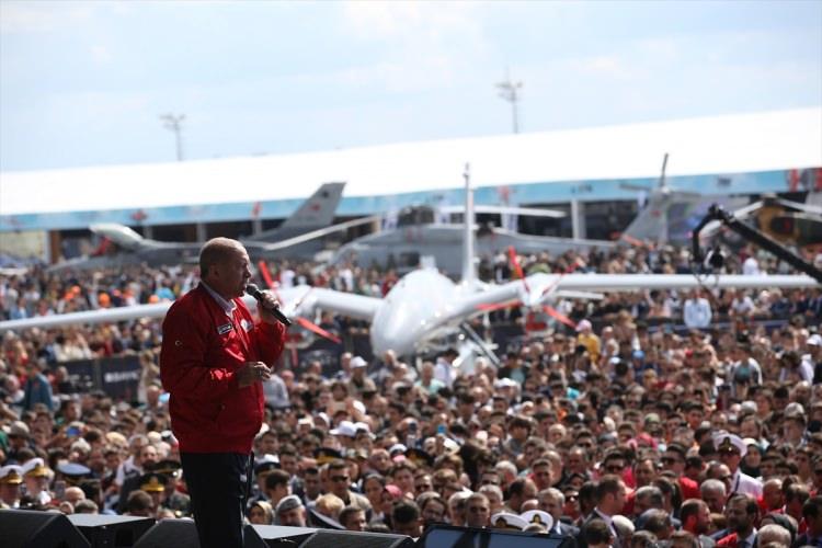 <p>Cumhurbaşkanı Recep Tayyip Erdoğan, ailesiyle katıldığı festivalde katılımcılara hitap etti.</p>
