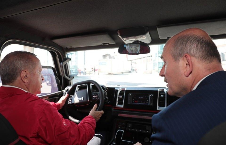 <p>Cumhurbaşkanı Erdoğan ve İçişleri Bakanı Süleyman Soylu, festival alanında yer alan BMC standındaki araçları inceledi.</p>