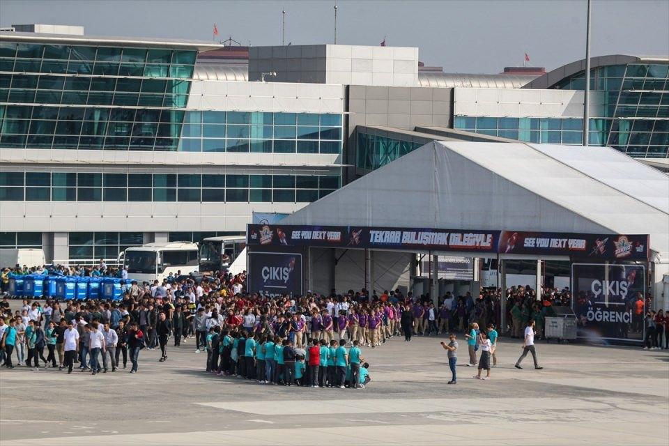 <p>UÇUŞ GÖSTERİLERİ NEFES KESECEK</p>
<p>Festivali ziyaret edenler yerde ve gökte birçok hava aracını görme fırsatı yakalayacak.</p>
<p> </p>