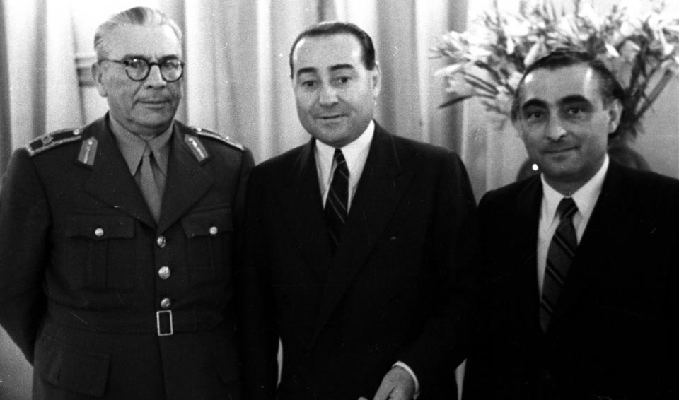 <p>15 Mayıs 1951'de Başbakan Menderes (ortada), Genelkurmay Başkanı Org. Nuri Yamut (solda), Devlet Bakanı ve Başbakan Yardımcısı Samet Ağaoğlu (sağda), bir arada. </p>
