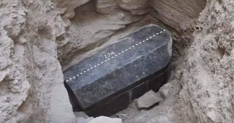 <p>Mısır Antik Eserler Bakanlığı, bu ayın başında, siyah granitten yapılmış olan bir lahitin, inşaat çalışmaları sırasında İskenderiye kentinde bulunduğunu duyurmuştu.</p>

<p> </p>

