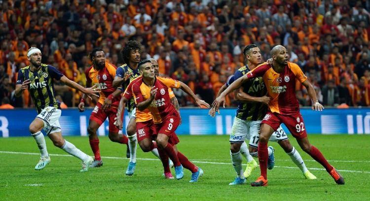 <p>Galatasaray-Fenerbahçe derbisini yöneten Cüneyt Çakır, sarı-kırmızılılara 2, sarı-lacivertlilere de 1 olmak üzere toplam 3 sarı kart çıkardı.</p>
