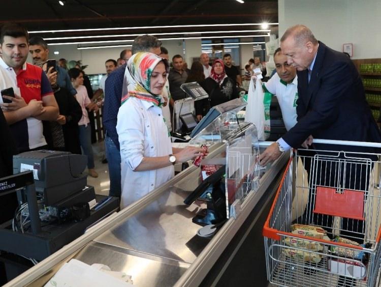 <p> Burada alışveriş yapan Cumhurbaşkanı Erdoğan, vatandaşlarla sohbet edip fotoğraf çektirdi.</p>
