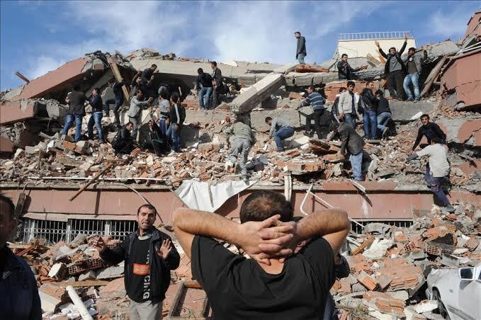 <p><strong>Ekim 2011 Van depremi</strong></p>

<p>23 Ekim 2011 günü Türkiye saati ile 13:41'de 6,7 büyüklüğünde Van'da meydana gelen ve 25 saniye süren deprem. Depremin merkez üssü Van'a 17 kilometre uzaklıktaki Tabanlı köyüdür. Van depreminde 604 kişi hayatını kaybederken, 4152 kişi de yaralanmıştı.</p>
