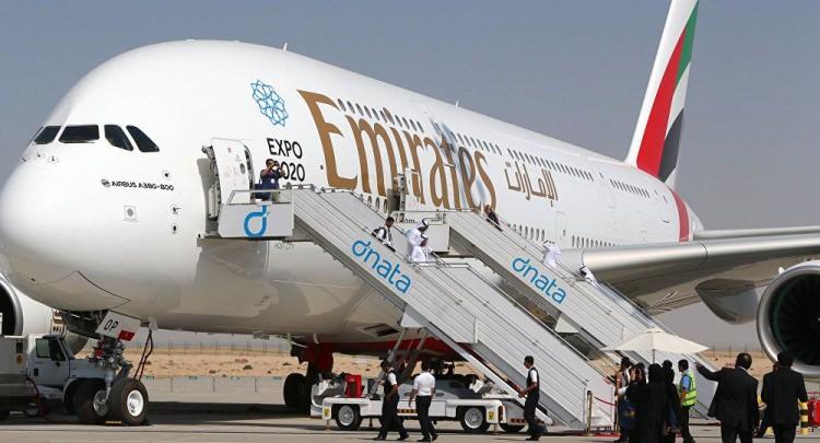 <p>Emirates, başvurusu kabul edilip, ekonomi 2 sınıfında uçanlara ortalama 2 bin 660 dolar maaş verecek. İşe kabul edilenlerin, çalıştığı uçak tipi büyümesi ve kabin sınıfının değişmesi halinde kabin görevlisinin alacağı maaş da katlanacak. </p>