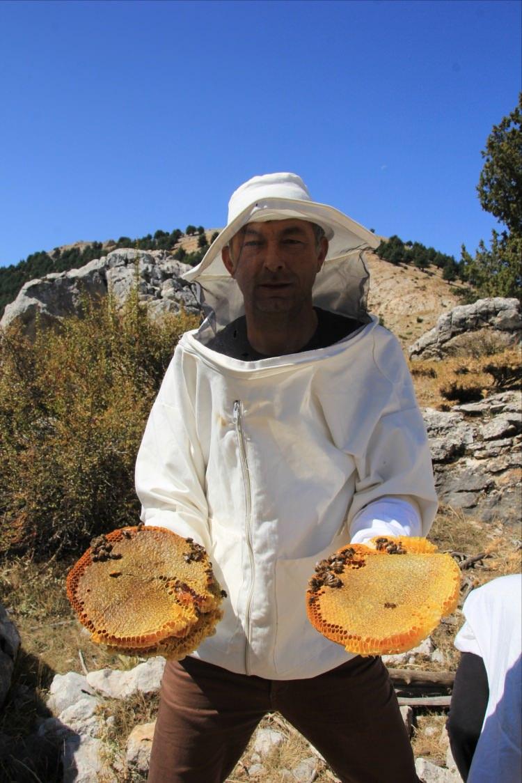 <p>Topal, bir taraftan hayvanlarını otlatırken diğer taraftan da arılarının olduğu kovanları en iyi çiçeklerle buluşsunlar diye beraberinde gezdirdi.</p>
