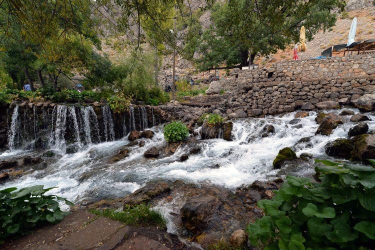 <p>Geçmişte yaşanan terör olaylarından dolayı hak ettiği ilgiyi göremeyen gözeler, bölgede huzur ortamının sağlanmasıyla kentte en çok ziyaretçi çeken ve adından sıkça bahsettiren turizm mekanları arasında yer almaya başladı. </p>
<p> </p>