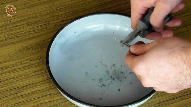 <p>Satın aldığı maytapları öncelikle bir kabın içine ufaladı...</p>
<p> </p>