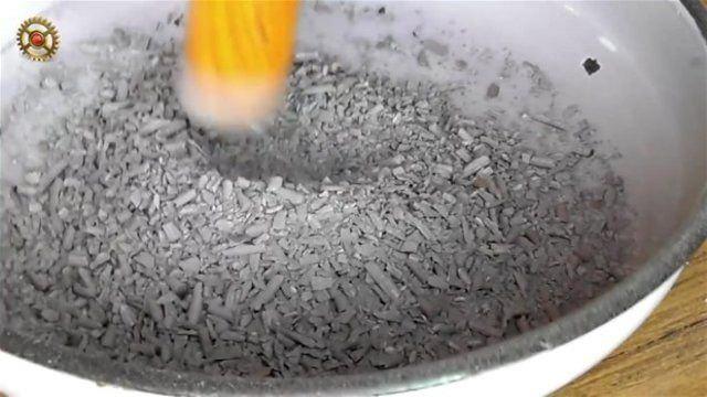 <p>En sonunda da büyük bir tahtaya maytap parçalarını yapıştırdı</p>