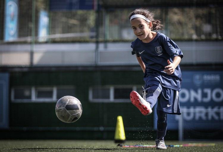 <p><strong>Kızlarından çok umutlu olduklarını vurgulayan Karakavak, şunları kaydetti:</strong></p>

<p>"Zeynep üçüz. Diğer kardeşleri başka hobilere yöneldi ama o futbolu seçti. Zeynep çok hırslı. Eve geldiği zaman mutluluktan uçuyor. </p>
