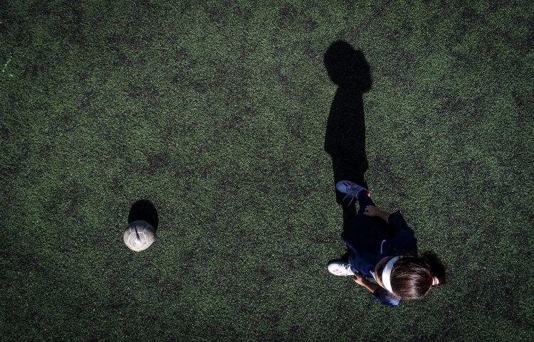 <p> Dünyanın önde gelen Fransız kulüplerinden Paris Saint-Germain (PSG) tarafından Bursa'da açılan futbol akademisine devam eden 9 yaşındaki Zeynep Karakavak, oynadığı futbol ve hırsıyla dikkati çekiyor.</p>

