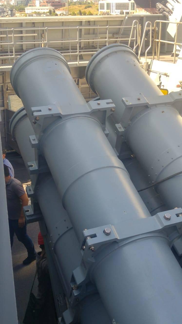 <p><strong>Advent ve Atmaca göreve başlıyor</strong></p>
<p>TCG Kınalıada ile Türkiye'nin ilk deniz füzesi Atmaca da bir deniz platformunda görev yapmaya başlayacak.</p>
<p>Deniz Kuvvetleri Komutanlığının MİLGEM platformlarında konuşlandırılmak amacıyla gemiden gemiye seyir füzesi ihtiyacını karşılamak için Satıhtan Satha Güdümlü Mermi Projesi kapsamında geliştirilen Atmaca, test atışlarında belirlenen hedefleri başarıyla vurdu. Atmaca'nın entegrasyonuyla MİLGEM'lerin caydırıcılığı daha da artırılacak.</p>