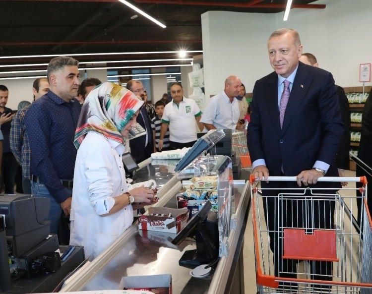 <p> Cumhurbaşkanı Erdoğan bu sırada konutu yakınındaki Tarım Kredi Kooperatifi tarafından açılan satış mağazasına gitti. </p>

