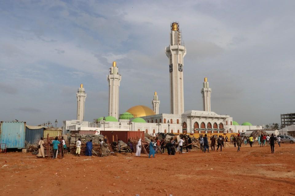 <p>Adını Senegal'in önemli tasavvufi yapılarından Müridi tarikatının lideri Şeyh Ahmadou Bamba'nın 'cennete giden yol' anlamına gelen Massalikoul Jinaan kasidesinden alan cami, Colobane semtinde, devlet tarafından 6 hektarlık bir alana 7 yılda inşa edildi.</p>
<p> </p>