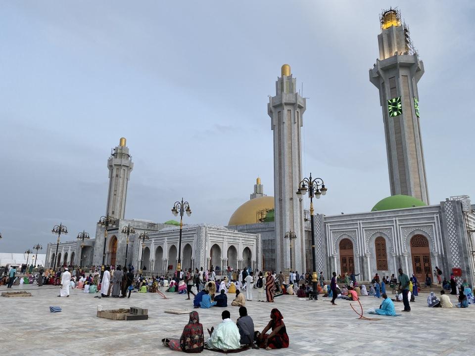 <p>Üstünde saat bulunan ve 78 metrelik boyuyla Senegal'in en uzun minaresine sahip caminin 5 minaresi, biri Kudüs'teki Kubbet-üs Sahra'ya benzer toplam 9 kubbesi ve 4 mescidi bulunuyor. Caminin bahçesindeki fıskiyeler de ince işlemeli mimariye ayrı bir özellik katıyor. </p>

<p> </p>
