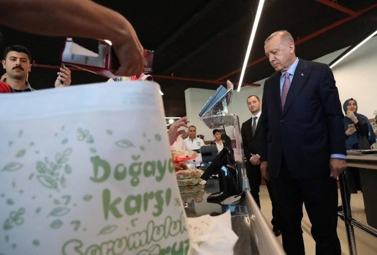 <p>Cumhurbaşkanı Recep Tayyip Erdoğan, Tuzla’daki programa giderken konutunun yanında Tarım Kredi Kooperatifi tarafından açılan satış ofisinden alışveriş yaptı.</p>
