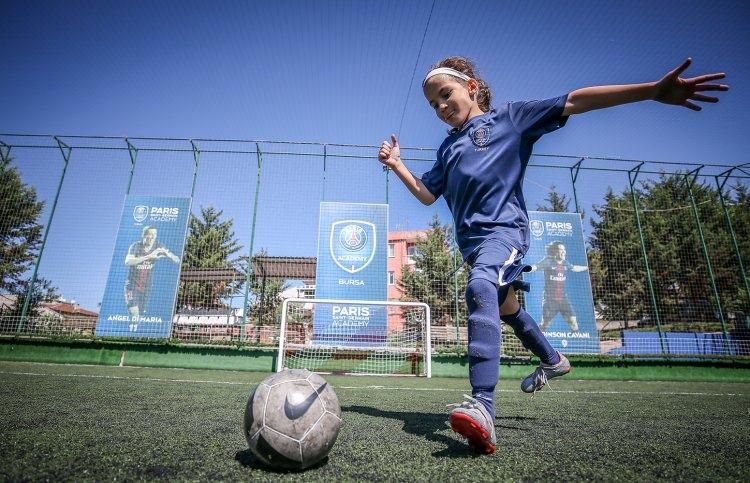 <p>Eğitimin yanında devam ettiriyor. Saatlerce futbol oynasa da bıkmıyor. Ben ve eşim eğitimciyiz. Çocuklar bizim için çok kıymetliler. Neye yönlenmek istiyorsa Zeynep ona yönlendirdik."</p>
