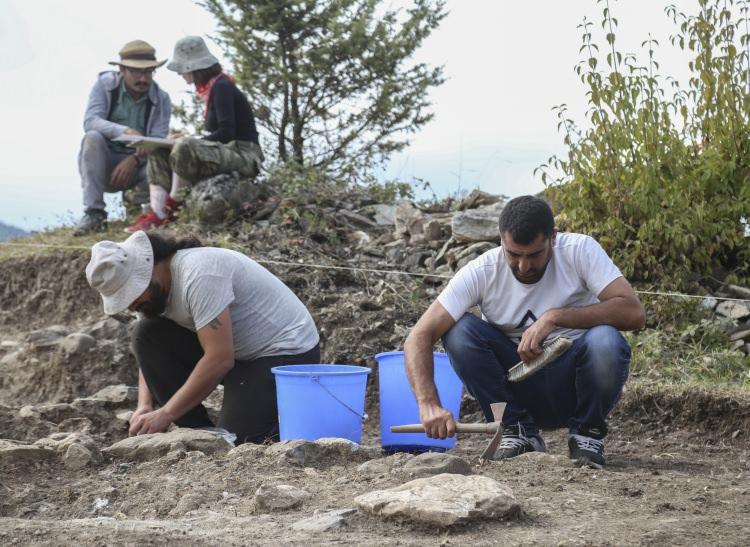 <p>İlçenin Kahin Tepe mevkisinde geçen yıl başlayan kazı çalışmaları, Kültür ve Turizm Bakanlığı Kastamonu Müze Müdürlüğü başkanlığında gerçekleştiriliyor. </p>
