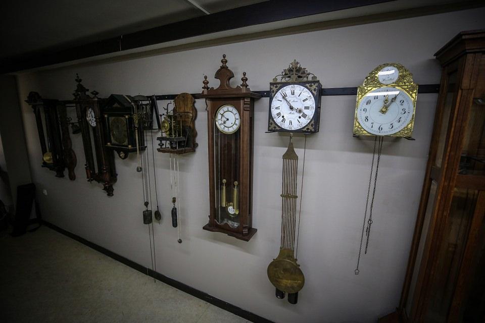 <p>Yurtdakal, birkaç kuşağa zamanı göstermiş, en genci bir asrı devirmiş antika değerindeki saatlerden gelecek "tik tak" sesi için bazen aylar süren bir tamirat gerçekleştiriyor.</p>
<p> </p>